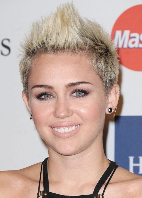 Top 100 Hairstyles for Round Faces_037