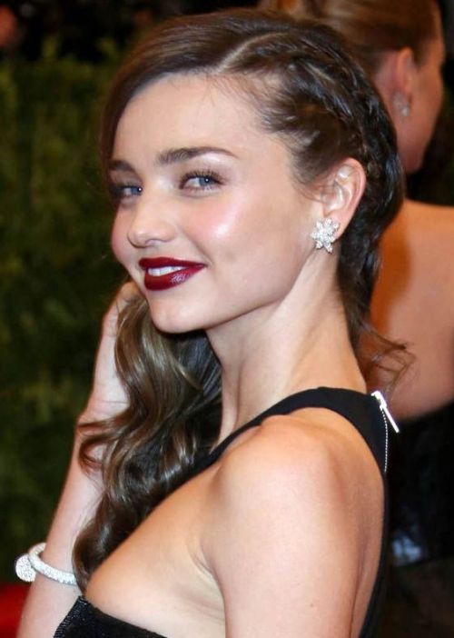 'PUNK: Chaos to Couture' Costume Institute Gala at The Metropolitan Museum of Art</p></noscript> <p> </p> <p>Featuring: Miranda Kerr</p> <p> Kje: New York City, Združene države Amerike</p> <p> Kdaj: 6. maja 2013</p> <p> Kredit: WENN.com</p> <p> </p> <p>** Ni na voljo za objavo v Nemčiji ** “width =” 500 “height =” 702 “></p> <p><strong>47. Drew Barrymore pričeska<strong> za okrogle obraze</strong>: Dolgi, kosmi valovi</strong></p> <p style=