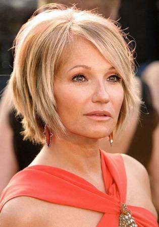 Short Hairstyle for Women Over 50_21