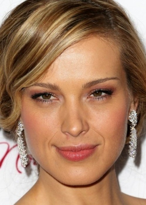 Best celebrity makeup looks for hazel eyes_16
