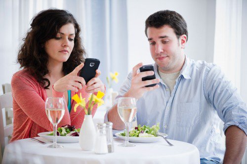 couple-texting
