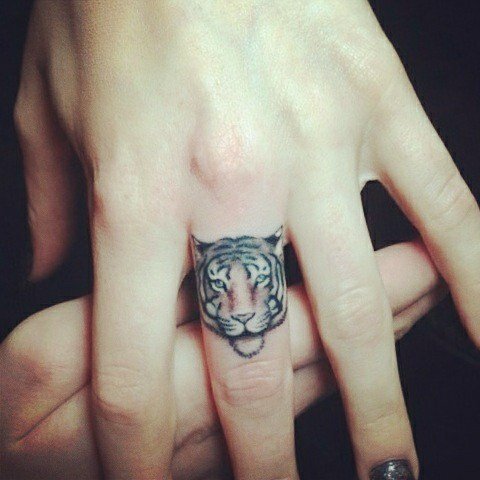 small finger tattoo_01