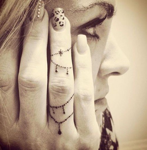 small finger tattoo_04