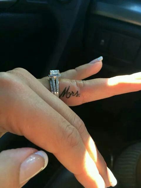 small finger tattoo_21