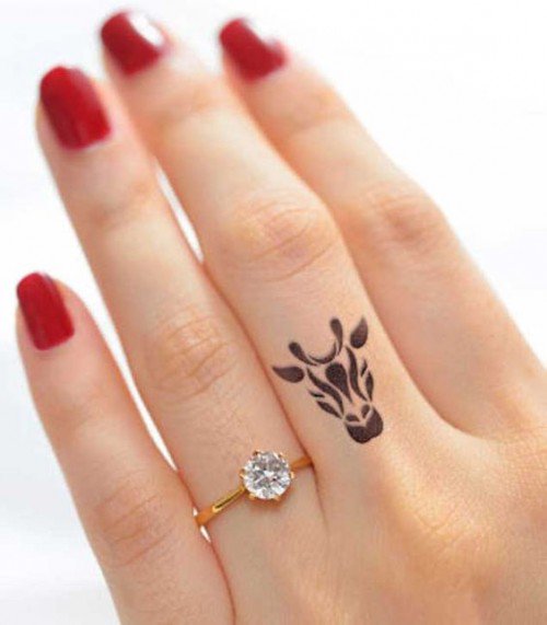 small finger tattoo_33
